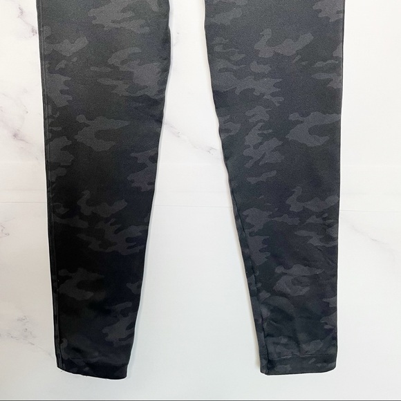 SPANX Look at Me Now Seamless Cropped Leggings in Black Camo - Picture 11 of 13